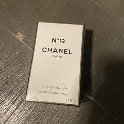 Chanel N19