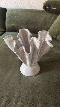Beautiful Sculptural Vase – Cream Speckled Finish