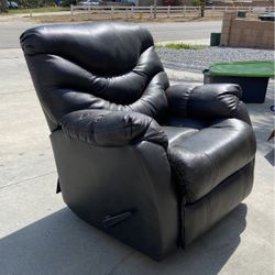 Large Brown Recliner / Reclinable 