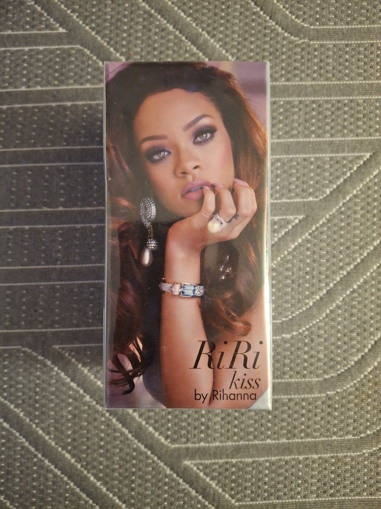 Riri Kiss By Rihanna Perfume