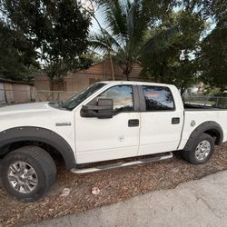 En venta Ford F-150 XLT 5.4 triton. Millas 105 000. Doble cabina en buenas condiciones para trabajo y viajes familiares etc. negociable $4,200