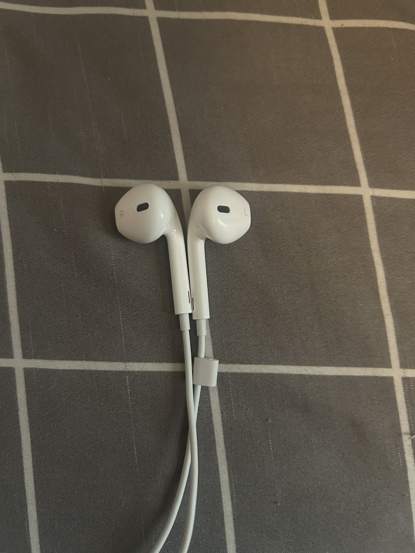 apple earbuds