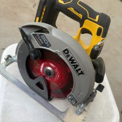 Dewalt Flex Volt 7 1/4 Inch Circular Saw Only Tool 