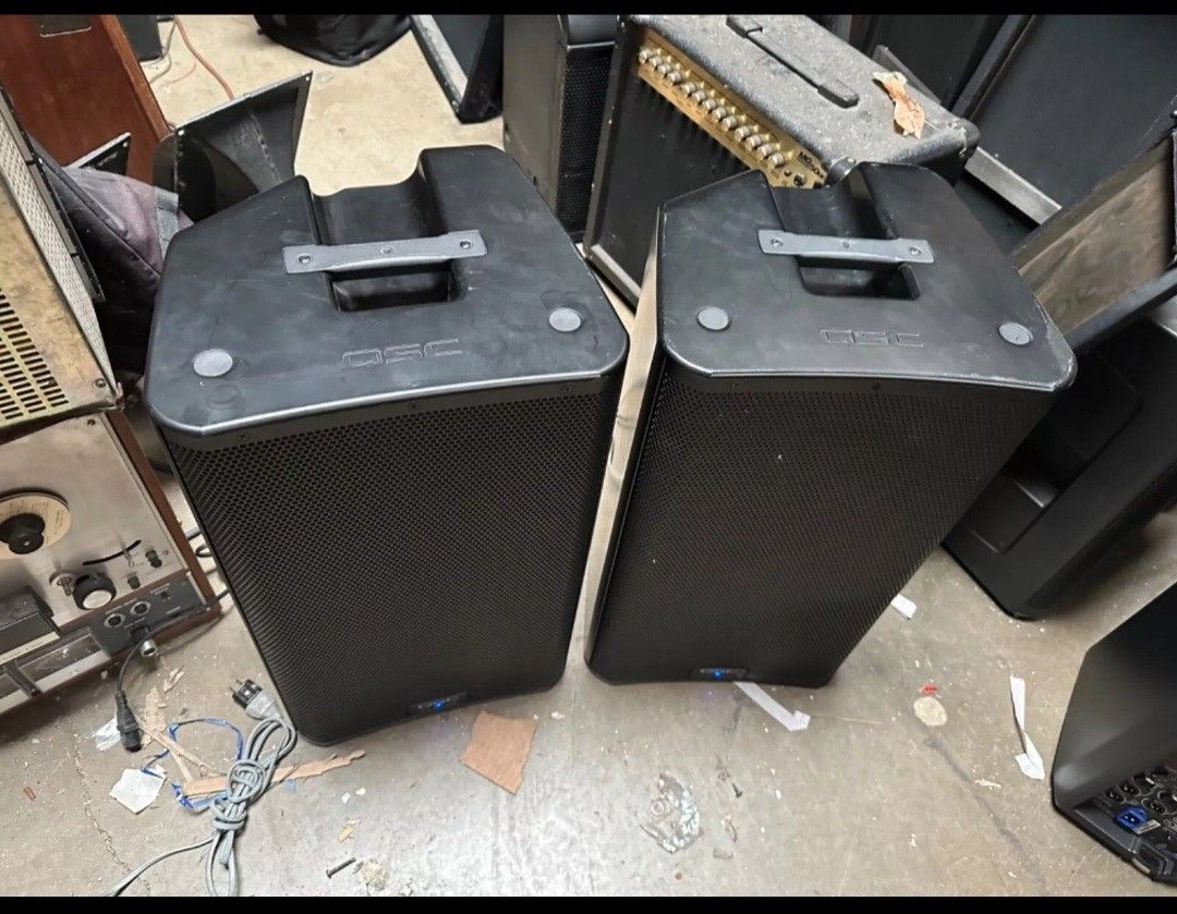 QSC K12.2 2000 WATT Dj/Band Speakers **L@@K!** WITH BAGS!