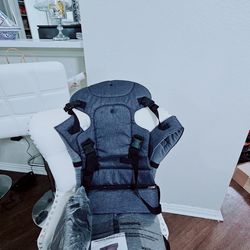 Brand New Baby Carrier – Adjustable, ComfortableBrand New Baby Carrier – Navy Blue

Comfortable, safe, and supportive for newborns up to toddlers.
Des