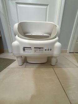Self cleaning litter box