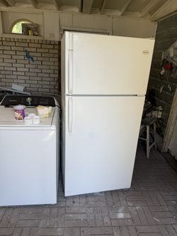 ❤️PERFECT RUNNING  VERY LARGE  21 CU FT.🇺🇸WHITE FRIDGE🇺🇸RUNS LIKE NEW🎉THERS NO ISSUES🎊I WILL DELIVER IT FOR FEE😻THERES NOTHING  MISSING INSIDE 