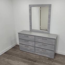 Dresser With Mirror//Cómoda Con Espejo 