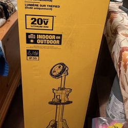 20V MAX 3000-Lumen Adjustable LED Tripod Light