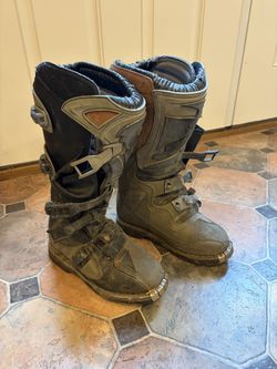 Thor dirt bike riding boots