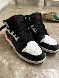 Jordan 1 mids Black & Red Size Youth 6
