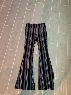 pantalón acampanado con rayas verticales en blanco y negro pertenece al estilo retro o casual
