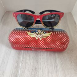 Wonder woman Sunglasses With Clutch Case