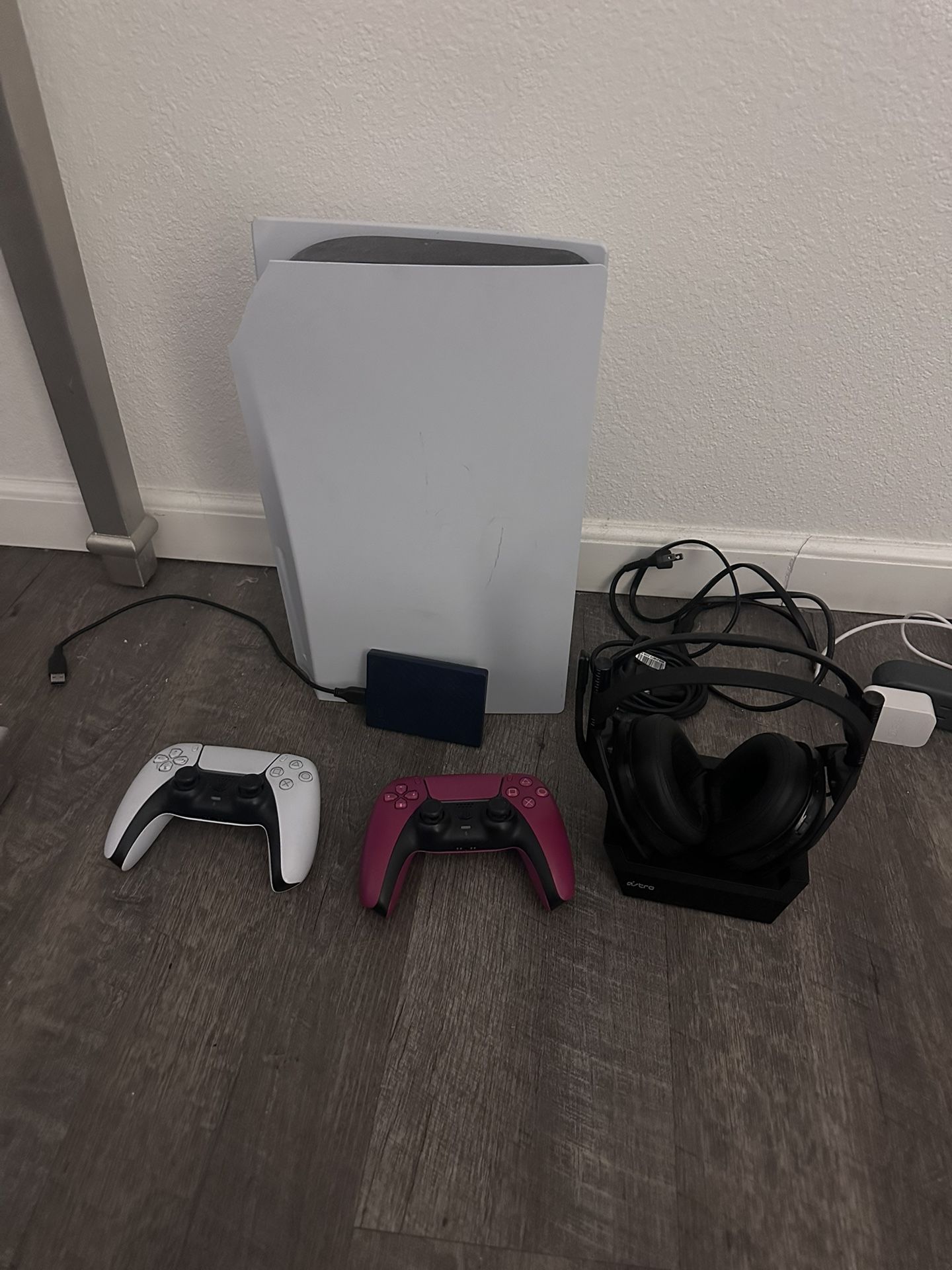 PS5 667 GB+2 Controllers+1.85TB Disk