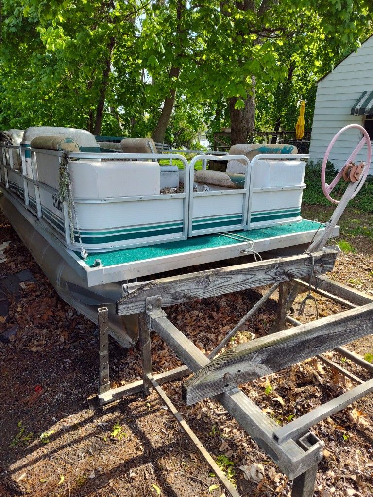 Sweetwater Pontoon Boat 40hp Evinrude.