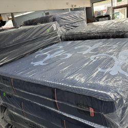 KING SIZE STEARNS & FOSTER LUX ESTATE (EXTRA-FIRM) MATTRESS & BOX SPRINGS BED SET