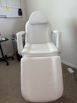 Aesthetician bed