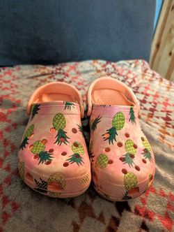 Crocs Classic Retro Resort Pineapple Clog J4
