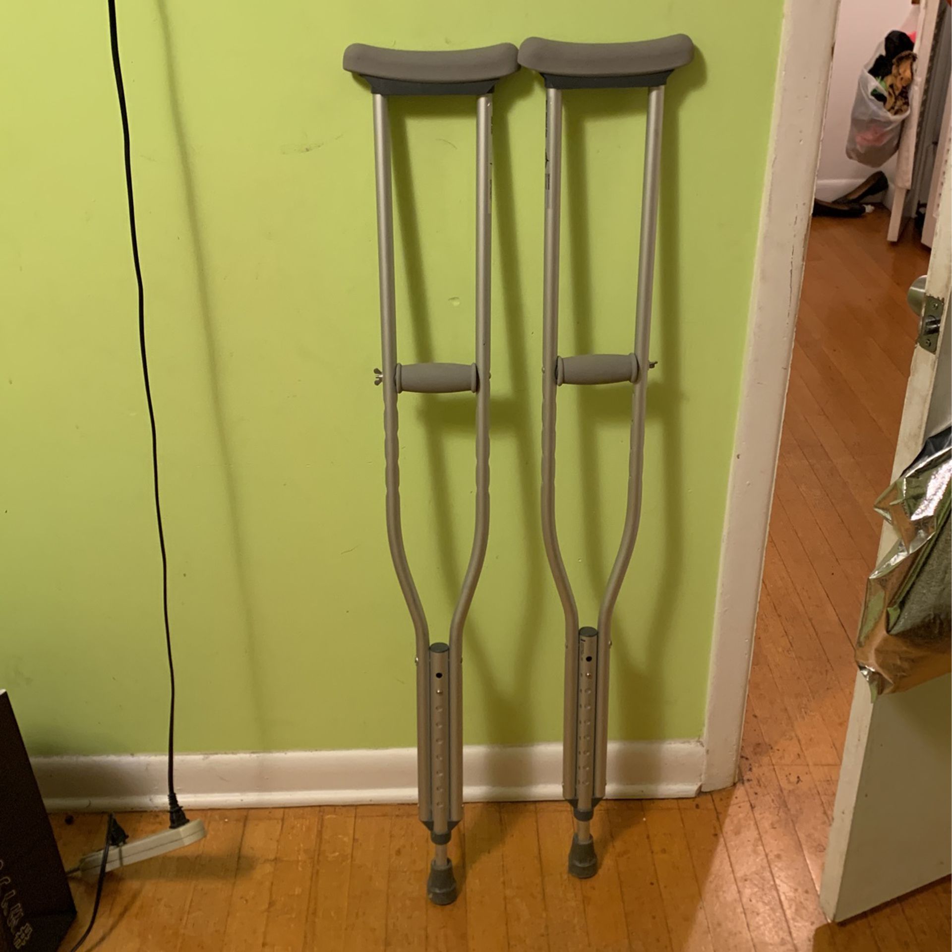 CRUTCHES $35 5’2”-5’10” ‼️ SILVER SPRING MD NEED GONE