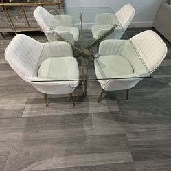 Dining Room Table / Dining Room Chairs 