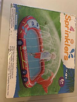 Inflatable sprinklers pool