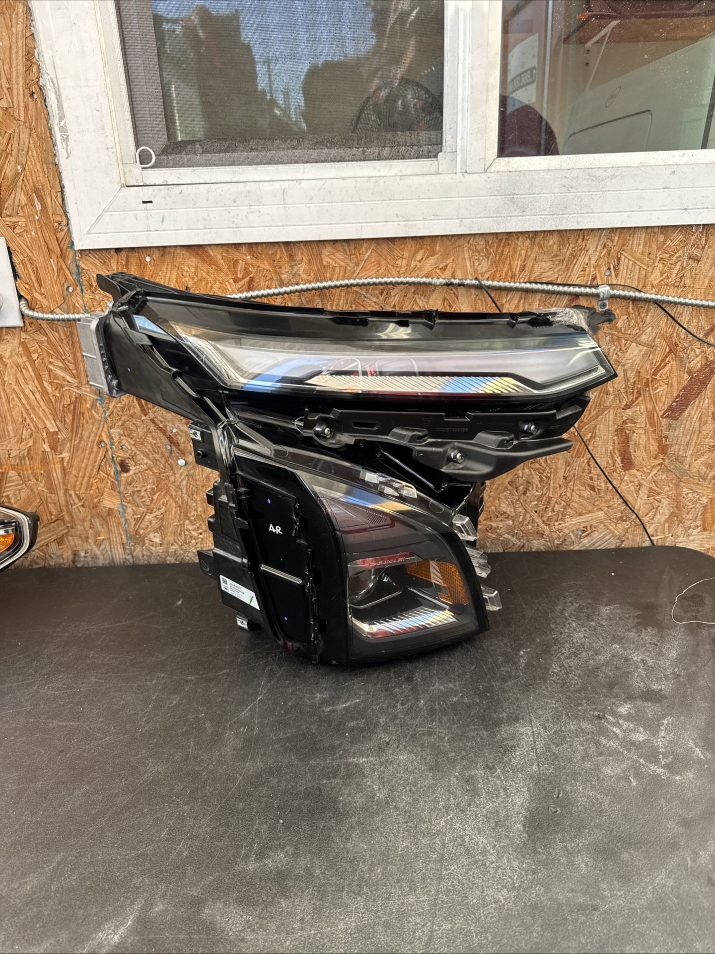 2025 CHEVROLET EQUINOX RIGHT SIDE HEADLIGHT OEM USED