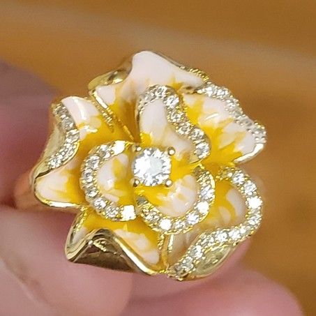 Brand new 18k gold plated flower ring size 8