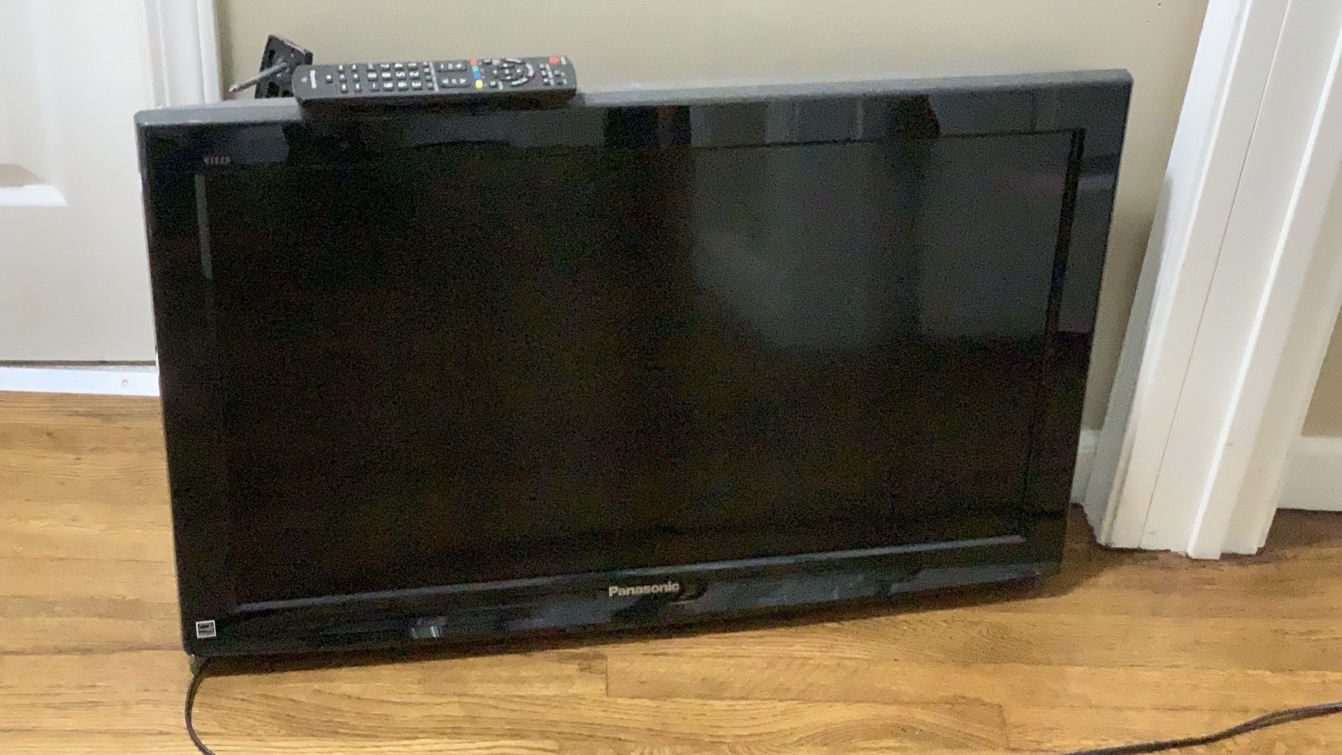Panasonic 32 inch TV with remote And Tv Mount