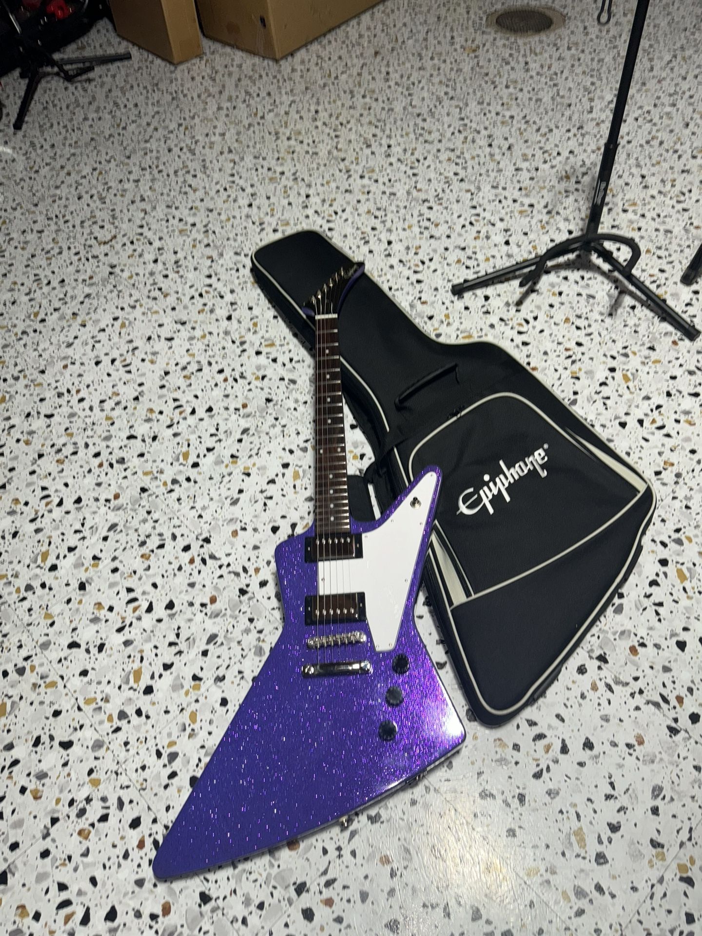 Epiphone Exclusive Run Explorer Guitar Purple Sparkle