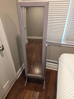 Mirrored jewelry stand like new