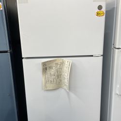 GE Refrigerator Top And Bottom In Color White 