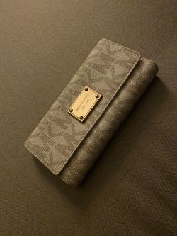 MK vanilla colored wallet