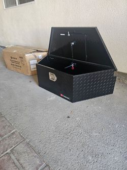 NEW TRAILER TOOL BOX TONGHE COLOR BLACK ALUMINIUM DIAMOND COMES WITH 2 KEYS DIMENSIONS SHOW IN THE PICTURES 39" FOR ANY QUESTION TEXT ME PLEASE HABLO 