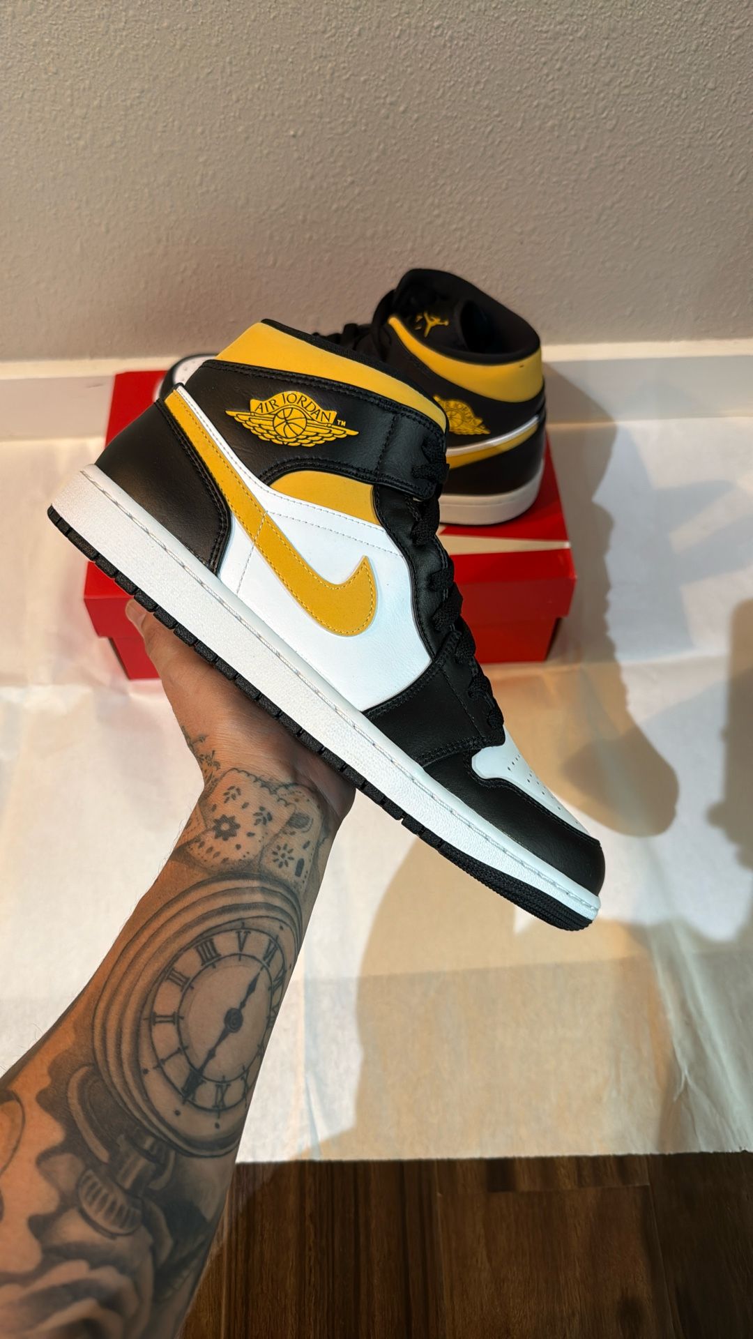 Jordan 1 Mid White Pollen Black