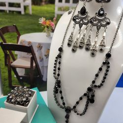 CAROLEE SIGNED, BEAUTIFUL VINTAGE LOT 
