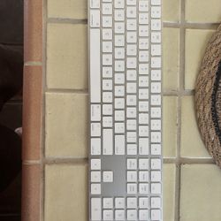 Apple Wireless Keyboard With Numeric Pad. 