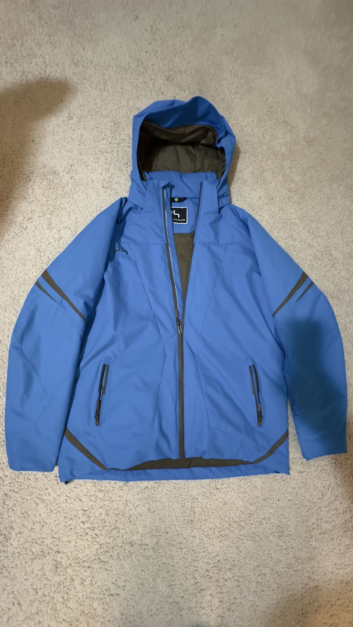 Powder Horn jacket, size L, perfect for extreme conditions. Used on mountain slopes, skiing, and snowboarding. Retains heat, is waterproof, and protec