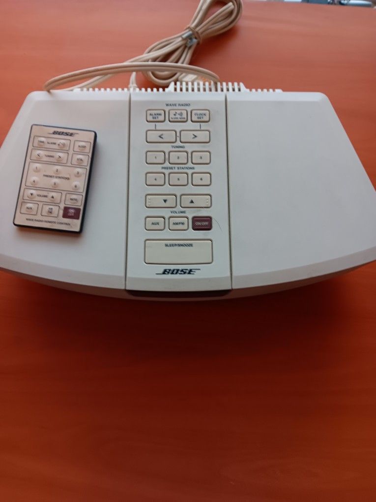 Bose AM/FM Stereo Alarm Clock With Remote Control 