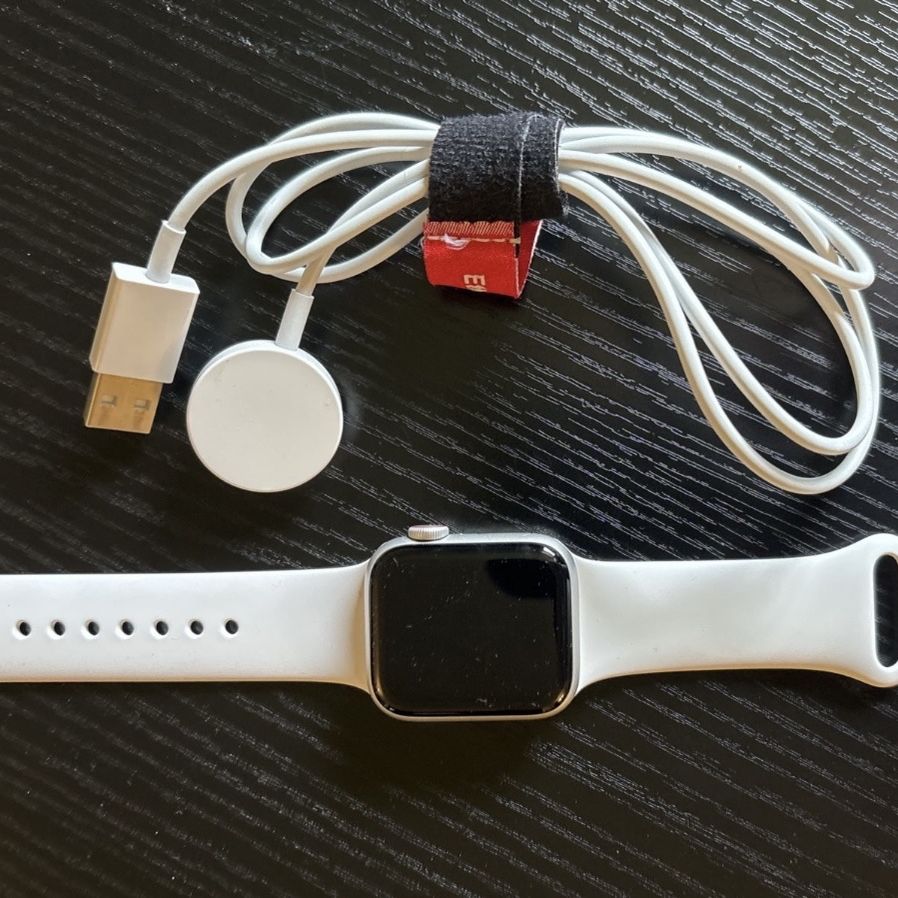 Apple Watch SE 40mm Silver Aluminum Case White Sport Band