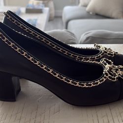 Fancy Black Pumps with Gold Interlocking chain block heel Sz 8