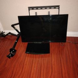 32 Inch TV With Wall Mount And Shelf