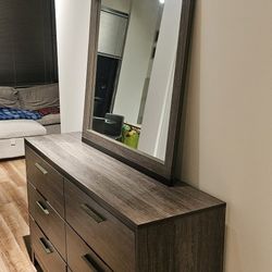 Wooden bedroom Dresser with Mirror
