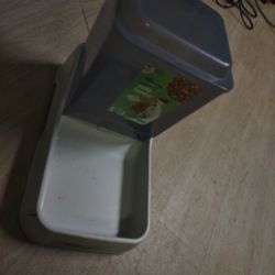 Van Ness

Medium 6-Pound Auto Feeder. 

