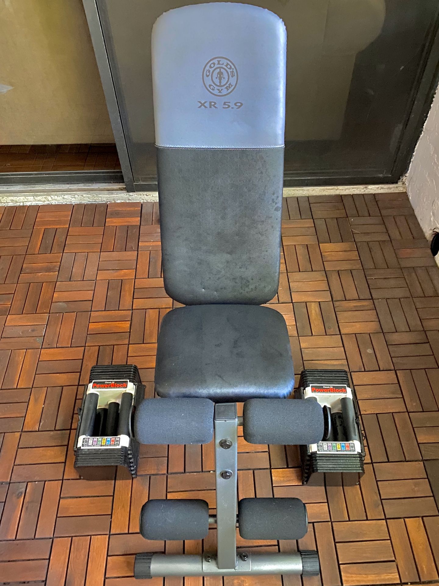 Adjustable dumbbells and weightlifting bench
