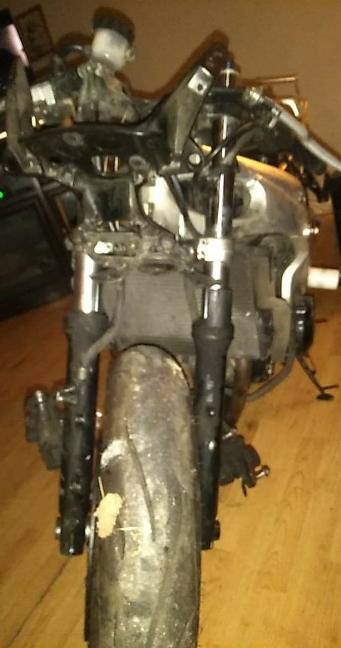 Photo 2000 Yamaha r6 parts bike need gone asap obf