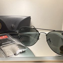 Ray-Ban Large Metal sunglasses with a black metal frame and G-15 black lenses.