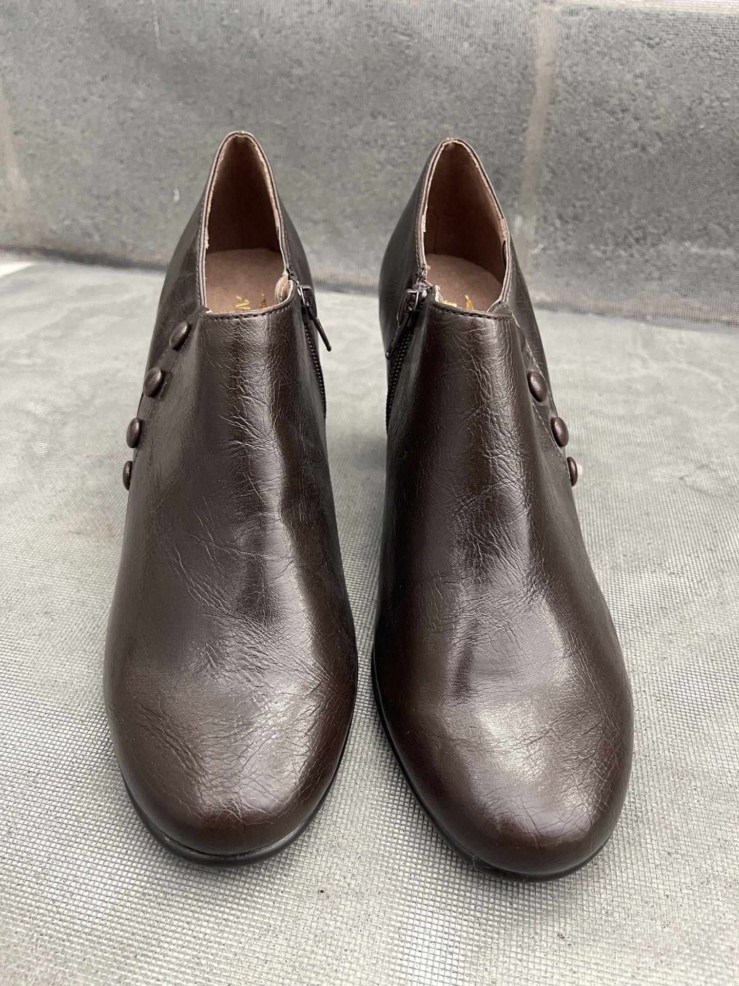 Aerosoles Women’s Dark Brown “Rolesome” Ankle Boots/Booties Buttons Accents 10