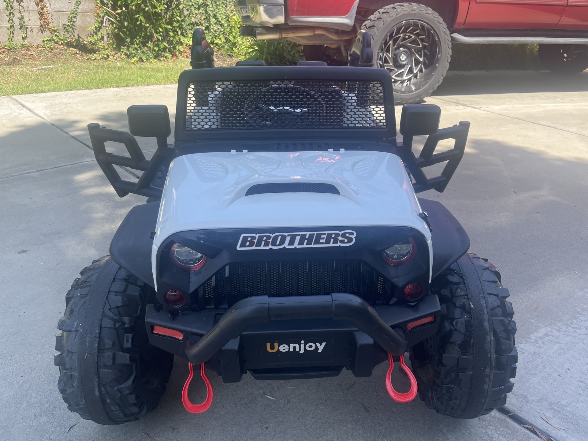 Uenjoy "Brothers" electric ride-on toy car for kids, Jeep Battery-Powered Ride-On