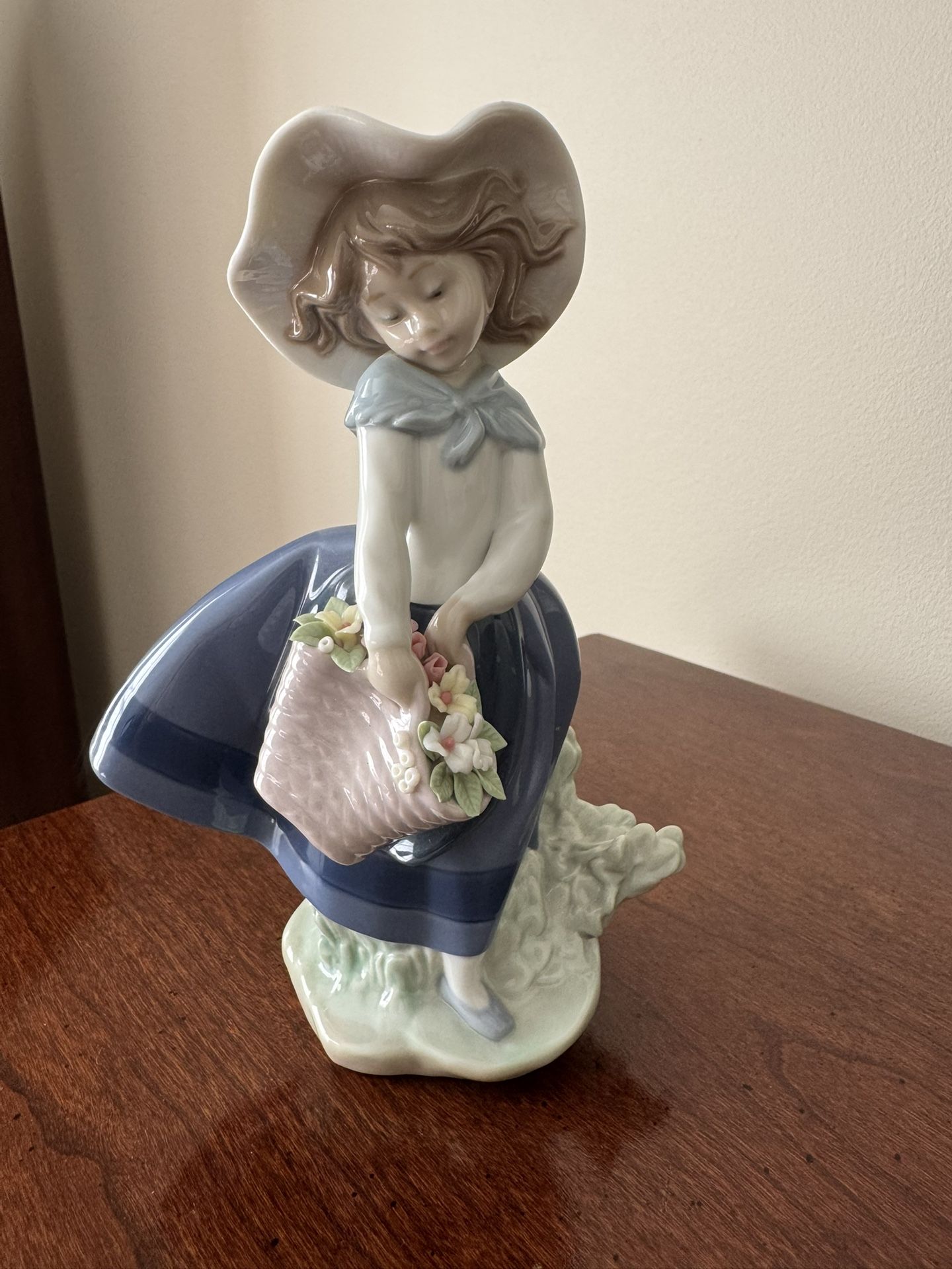 Lladro Pretty Pickings Figurine