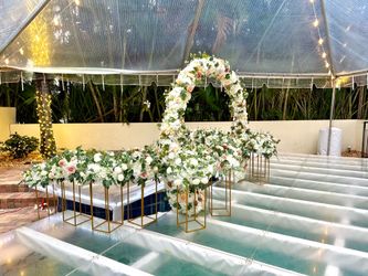 ✨ EVENT DÉCOR SET  – FLORAL ARCH + 16 CENTERPIECES ✨